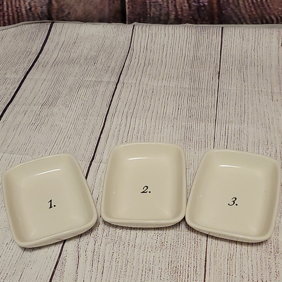 Small Rae Dunn rectangle plates - Picture 4 of 4